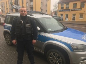 Policjanci eskortowali kobietę w zaawansowanej ciąży