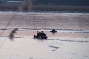 Policjanci ostrzegają przed wchodzeniem na lód