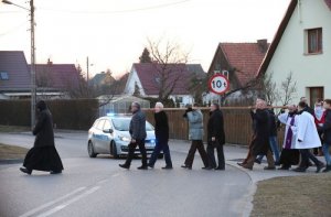 Policjanci zabezpieczali drogę krzyżową