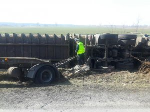 Zasnął za kierownicą i wjechał do rowu