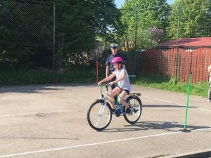 Policjanci na egzaminie na kartę rowerową