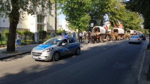 Policjanci zabezpieczali przejazd historycznych dyliżansów