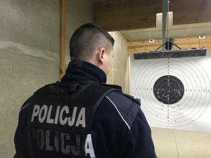 Policjanci na strzelnicy