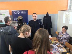 PROMOWALI ZAWÓD POLICJANTA NA TARGACH PRACY