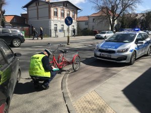 POLICJANCI WYJAŚNIAJĄ OKOLICZNOŚCI POTRACENIA ROWERZYSTKI