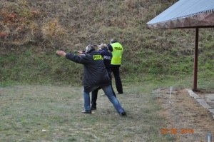 POLICJANCI ĆWICZYLI NA STRZELNICY