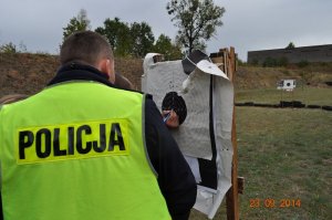 POLICJANCI ĆWICZYLI NA STRZELNICY