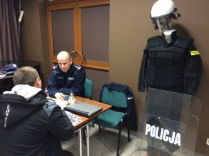 O POLICJI NA TARGACH PRACY