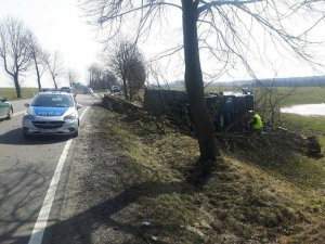 Zasnął za kierownicą i wjechał do rowu