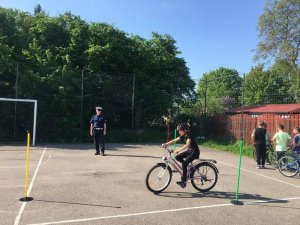 Policjanci na egzaminie na kartę rowerową