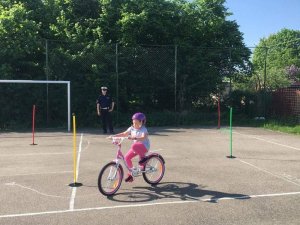 Policjanci na egzaminie na kartę rowerową