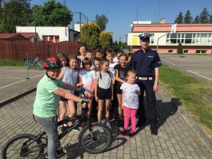 Policjanci na egzaminie na kartę rowerową