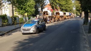 Policjanci zabezpieczali przejazd historycznych dyliżansów